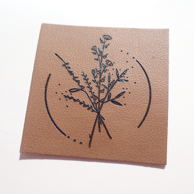 Etiqueta grabada en relieve de Brown Jean Leather Patch Black Logo para la ropa