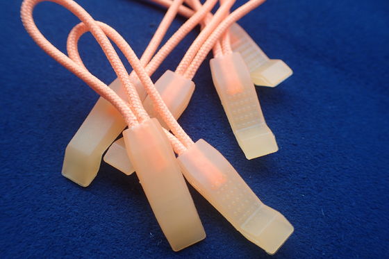 Logo Rubber Zipper Puller For grabado en relieve respetuoso del medio ambiente se viste