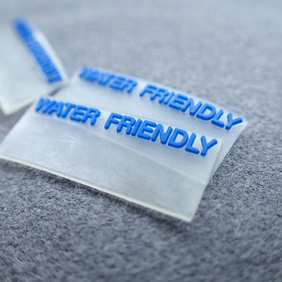 El PVC transparente del logotipo 3D personalizó etiquetas de la ropa