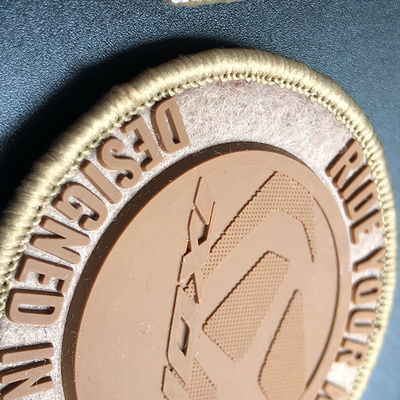 Modificado para requisitos particulares reuniéndose el sello de goma de la marca registrada con la insignia del silicón de la costura del velcro en la parte posterior