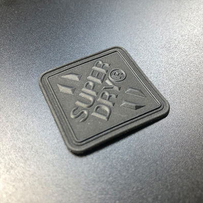 La insignia de goma reflexiva de encargo grabó en relieve la insignia de 3D TPU para la tela