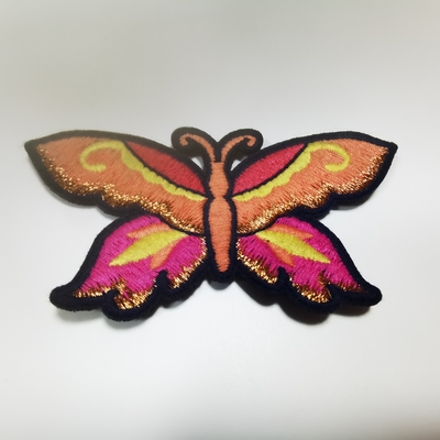 Los remiendos bordados de encargo de la mariposa para los zapatos de la ropa empaquetan la maleta